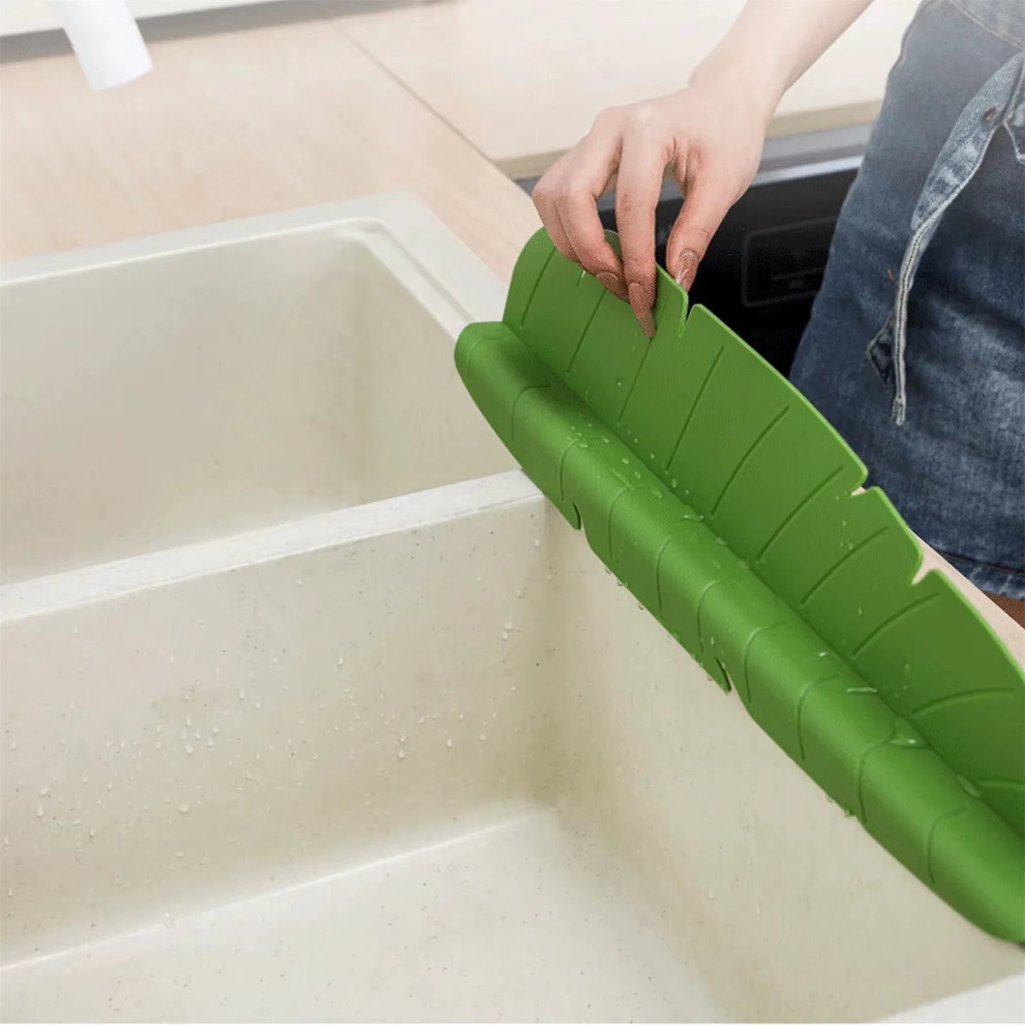 Kitchen Sink Water Guards Soft Banana Leaf Shape Water Sink Flap Block with Suckers Oil-Proof Proof Sink Access