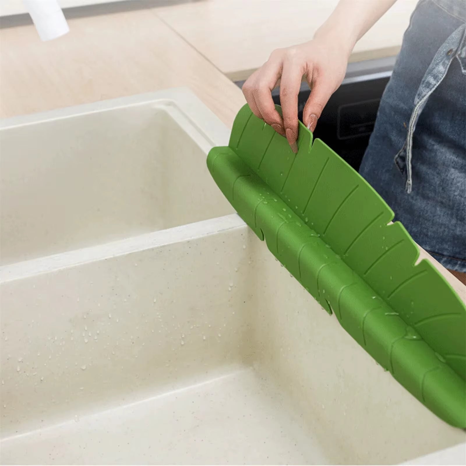 Kitchen Sink Water Guards Soft Banana Leaf Shape Water Sink Flap Block with Suckers Oil-Proof Proof Sink Access